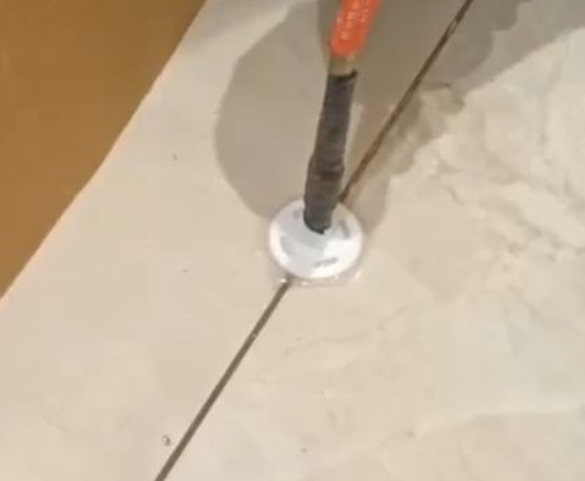 塔城地瓷砖空鼓维修公司专业解答瓷砖在铺贴过程中，如果没有涂抹均匀到位的粘结材料（如水泥砂浆或瓷砖胶），可能会导致以下问题